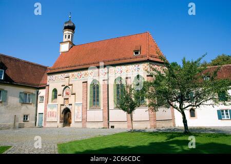 Munich, Château de Blutenburg, chapelle de palais avec des fresques extérieures, Sainte Trinité, chapelle gothique, construite en 1488 dans le domaine de la cour extérieure du bailey datant du XVe et XVIe siècle Banque D'Images
