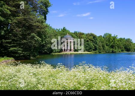 Munich, Temple d'Apollon dans le Parc du Palais de Nymphenburg conçu par Leo von Klenze et construit de 1862 à 1865, situé sur une péninsule dans le lac de Badenburg, colonnes corinthiennes Banque D'Images