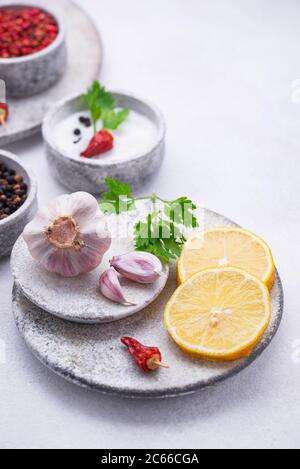 Différentes épices asiatiques dans de petits bols Banque D'Images