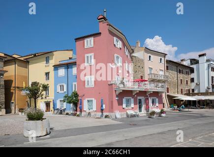 Promenade et appartements sur le promontoire de Piran, littoral slovène, péninsule d'Istrie, Slovénie Banque D'Images