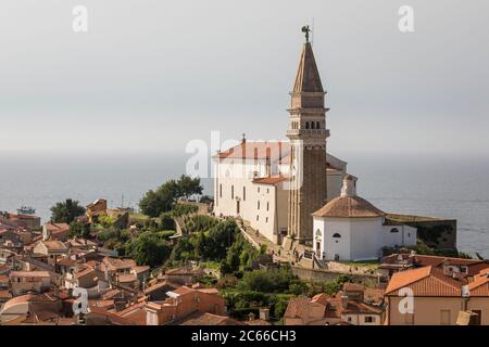 Église Saint-Georges, Piran, littoral slovène, péninsule d'Istrie, Slovénie Banque D'Images