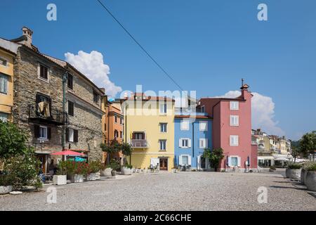 Promenade et appartements sur le promontoire de Piran, littoral slovène, péninsule d'Istrie, Slovénie Banque D'Images