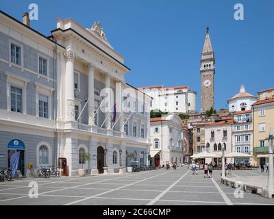 Place Tartini avec hôtel de ville et tour d'église de Saint George dans la vieille ville, Piran, littoral slovène, péninsule Istrienne, Slovénie Banque D'Images