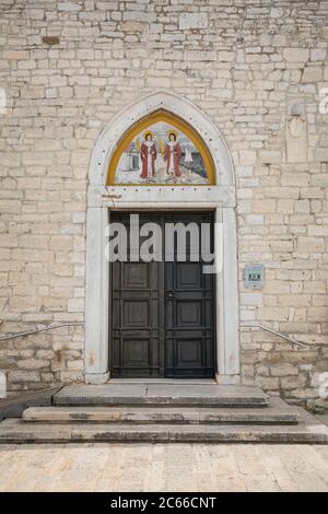 Portail de l'église paroissiale des Saints Kosmas et Damian, Fazana, Istrie, Croatie Banque D'Images