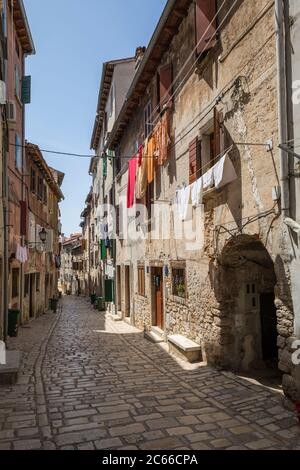 Rue étroite dans la vieille ville de Rovinj, Istrie, Croatie Banque D'Images