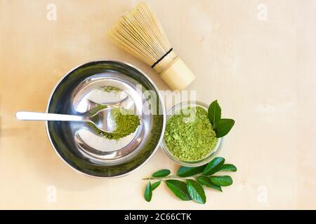 cappuccino au thé matcha. Étape 1- mettre une demi-cuillère à café de matcha dans un bol. Instructions détaillées. Faites-le vous-même (bricolage). Super-alimentation. Cérémonie de matcha. H Banque D'Images