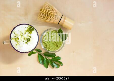 cappuccino au thé matcha. Étape 5- verser le lait et le match dans un verre et profiter. Instructions détaillées. Faites-le vous-même (bricolage). Super-alimentation. Cérémonie de matcha Banque D'Images