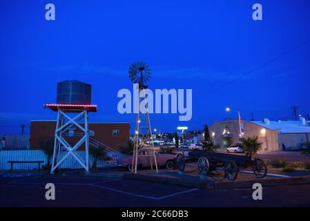 Réservoir d'eau et moulin à vent d'un motel sur la route 66, Californie, États-Unis Banque D'Images