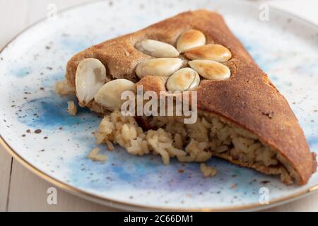 Perde Pilavi turc / Pilaf drapé au poulet, aux amandes et aux raisins secs Banque D'Images