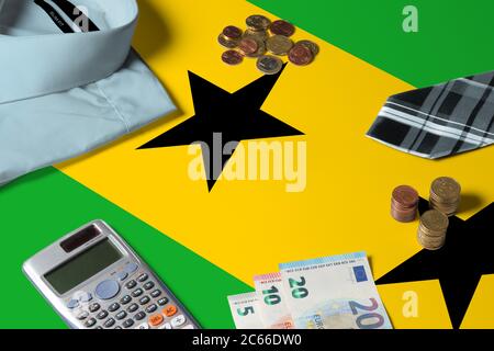 Drapeau de Sao Tomé-et-principe sur la table de concept de l'argent minimal. Pièces de monnaie et objets financiers sur la surface du drapeau. Thème de l'économie nationale. Banque D'Images
