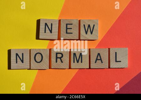 Nouveau Normal, mots en lettres de l'alphabet en bois sur fond coloré Banque D'Images