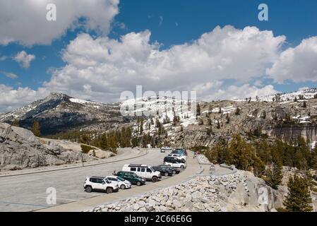 Sur la route dans le parc national de Yosemite en Californie, États-Unis Banque D'Images