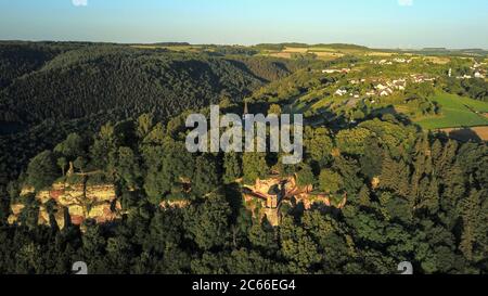 Cimetière de guerre et ermitage de Kastel avec chapelle funéraire, près de Kastel-Staadt, Vallée de Saar, Trèves-Sarrebourg (district), Rhénanie-Palatinat, Allemagne Banque D'Images