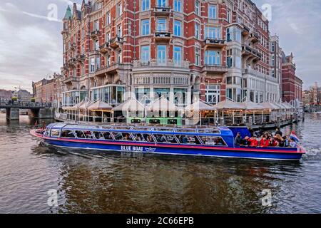 Bateau de visite sur la rivière Amstel à l'Hôtel de l'Europe, Amsterdam, Hollande-Nord, pays-Bas Banque D'Images