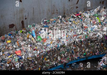 Balles de plastique dans une usine de recyclage de Liverpool, en Angleterre, au Royaume-Uni. Banque D'Images