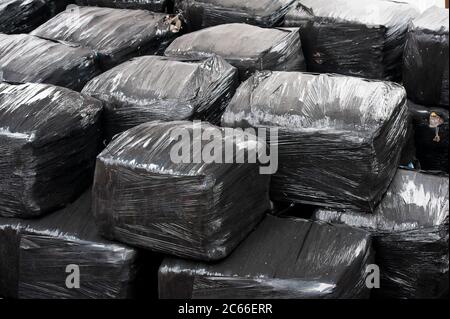 Balles de plastique dans une usine de recyclage de Liverpool, en Angleterre, au Royaume-Uni. Banque D'Images