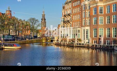 Rivière Amstel à l'Hôtel de l'Europe et tour Munttoren, Amsterdam, Hollande-Nord, pays-Bas Banque D'Images