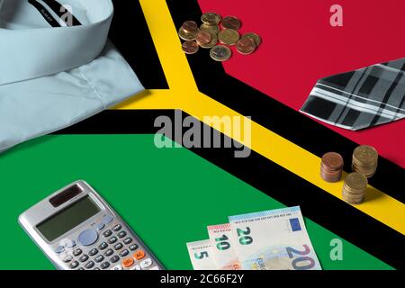 Drapeau de Vanuatu sur la table de concept de l'argent minimal. Pièces de monnaie et objets financiers sur la surface du drapeau. Thème de l'économie nationale. Banque D'Images