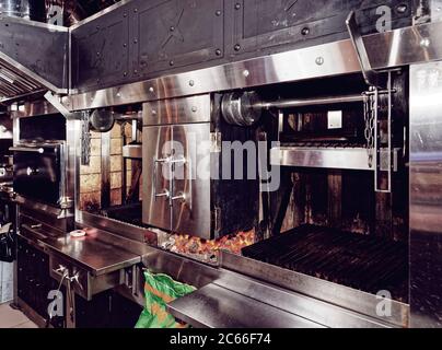 Gril de service intensif dans une cuisine professionnelle sur un steak House, tons Banque D'Images