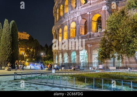 Colisée dans la soirée, site culturel du patrimoine mondial de l'UNESCO, Rome Banque D'Images