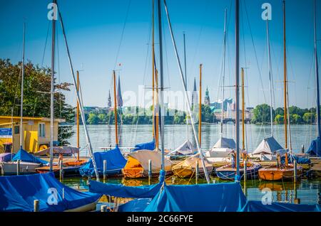 Allemagne, Hambourg, lac de l'Alster, jetée, voile, bateau à voile Banque D'Images