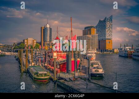 Allemagne, Hambourg, Port, Speicherstadt (quartier des entrepôts), HafenCity, Pont d'Übersee, navire de lumière, salle de concert Elbphilharmonie Banque D'Images