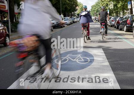 Berlin, Allemagne. 07e juillet 2020. Les cyclistes pédalent sur la Ossietzkystraße à Berlin-Pankow. Aujourd'hui, la rue cyclable Ossietzkystraße a été officiellement ouverte. La planification de la piste cyclable avait commencé en mai 2019, les coûts des travaux de construction s'élèvent à environ 255,000 euros. Credit: Jörg Carstensen/dpa/Alay Live News Banque D'Images