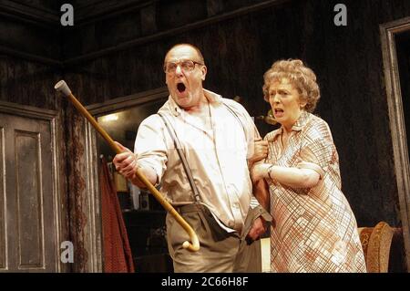 David Troughton (Wilfrid Craven), Alison Steadman (Connie Craven) en AJOY by Alan Bennett au théâtre Gielgud, Londres W1 02/02/2009 a Theatre Royal Bath & Peter Hall Company conception de production: Janet Bird Lighting: Paul Pyant réalisateur: Christopher Luscombe Banque D'Images