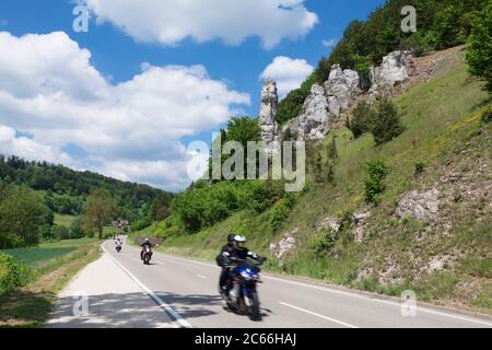 Motocyclistes au monument naturel Spitzer Stein, Bichishausen, Lautertal, Swabian Alb, Baden-Wuerttemberg, Allemagne Banque D'Images