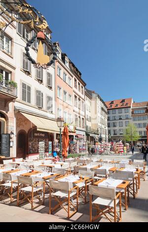 Restaurant rue sur la place Münsterplatz, site classé au patrimoine mondial de l'UNESCO, Strasbourg, Alsace, région du Grand est, France Banque D'Images