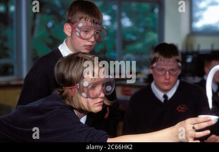 Cours de chimie à l'école secondaire; Royaume-Uni, élèves faisant une expérience Banque D'Images