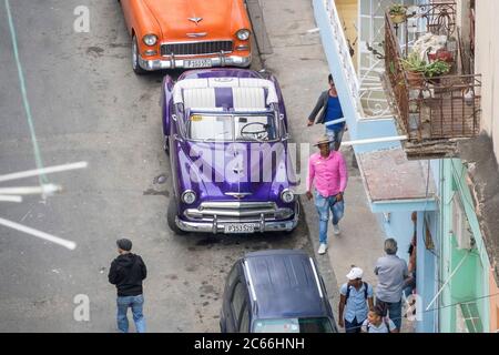 Cuba, la Havane, scène de rue, voitures d'époque et passants, vue panoramique Banque D'Images