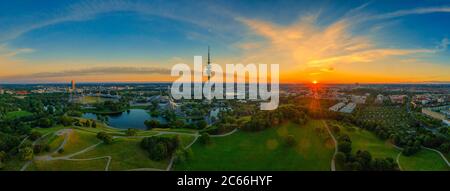 Munich, bavière. Un lever de soleil impressionnant au-dessus du populaire parc olympique avec sa tour et son stade à l'été 2020. Banque D'Images