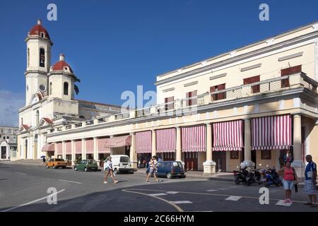 Cuba, Cienfuegos, Catedral de la Purisima Concepcion, Caraïbes, ligne de magasins au Parque José Martí Banque D'Images