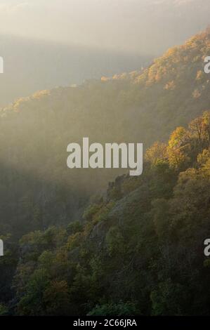 Europe, Allemagne, Saxe-Anhalt, Parc naturel de Harz, vue sur la vallée de la Bode près de Thale, vue de Rosstrape Granite Crag, ambiance d'automne Banque D'Images