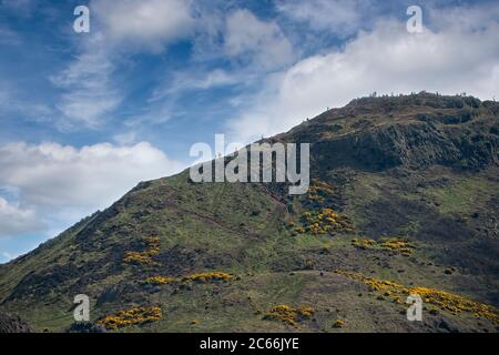 Randonneurs grimpant sur Arthurs Seat, un volcan éteint dans Holyrood Park, Édimbourg. Banque D'Images