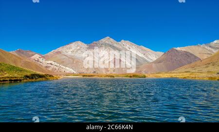 Lac bleu, montagne en arrière-plan, Parc provincial d'Aconcagua, province de Mendoza, Argentine Banque D'Images