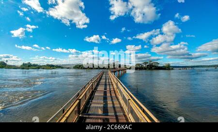 Promenade en traversant la rivière dans le parc national d'Iguaçu, en Argentine Banque D'Images