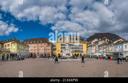 Waltherplatz, Walther von der Vogelweide monument à Bolzano, Tyrol du Sud, Trentin, Italie, Europe Banque D'Images