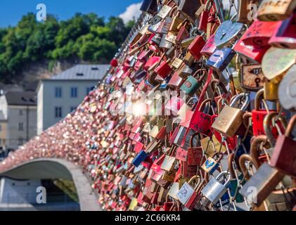 Écluses d'amour sur le Makartsteg au-dessus de la Salzach, Salzbourg, l'État de Salzbourg, Autriche, Europe Banque D'Images