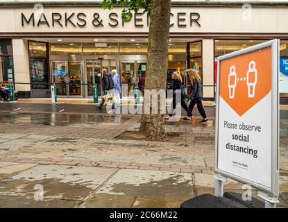 Signes de distanciation sociale dans le centre de York après l'assouplissement du verrouillage dû à Covid-19 Banque D'Images