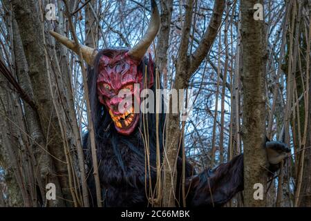 Krampus ou Perchten, masque en bois sculpté, Palais de Christkinglmarkt Hellbrunn, magie de l'Avent de Hellbrunn, Salzbourg, Autriche, Europe Banque D'Images