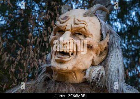 Krampus ou Perchte, masque en bois sculpté, Palais de Christkinglmarkt Hellbrunn, magie de l'Avent de Hellbrunn, Salzbourg, Autriche, Europe Banque D'Images