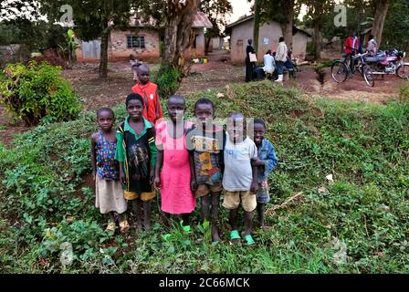 PORT FORTAL, OUGANDA - 30 AOÛT 2010 : petits enfants africains non identifiés vêtus de vêtements simples et sales dans leur village. Beaucoup de locaux Banque D'Images