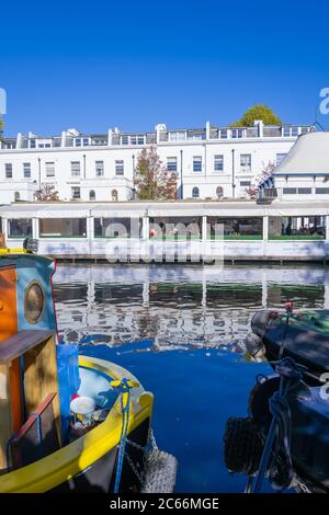 Vue sur le canal par une journée très ensoleillée dans la petite Venise à Londres Banque D'Images
