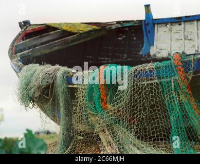 Bateau de pêche abandonnés sur la plage de galets à Dungeness, Kent, England, UK Banque D'Images