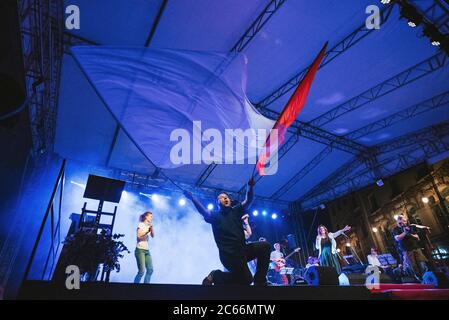 Les gens dansent lors d'un concert à Cracovie, en Pologne Banque D'Images