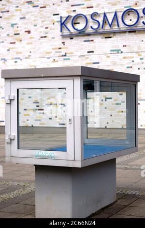 Une vitrine en verre se dresse devant la façade d'époque du célèbre cinéma en plein air et lieu de l'événement Kosmos dans le quartier berlinois de Kreuzberg-Friedrichshain, Banque D'Images