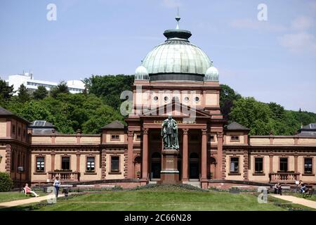 Le Kaiser-Wilhelm-Bad avec le Kaiserdenkmal, un bâtiment historique et un dôme dans les jardins du spa de Bad Homburg, Banque D'Images