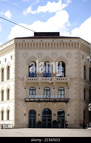 Les passants devant l'entrée du centre commercial Europa-Galerie à Saarbrücken, Banque D'Images